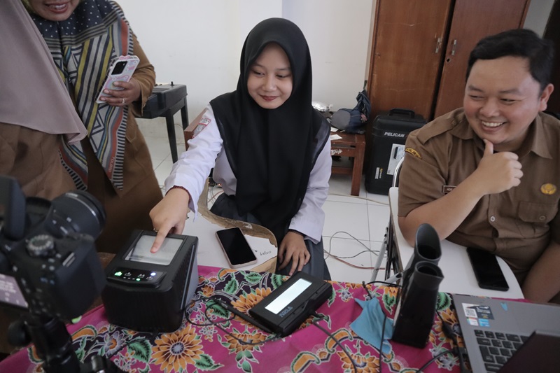 Bekerjasama Dengan DISDUKCAPIL Kab. Garut SMAN 2 Garut Laksanakan Perekaman E-KTP di Sekolah